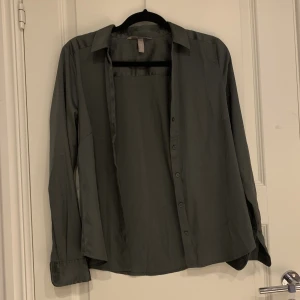 Skjorta från H&M - Fin skjorta från H&M, aldrig använd, storlek XS