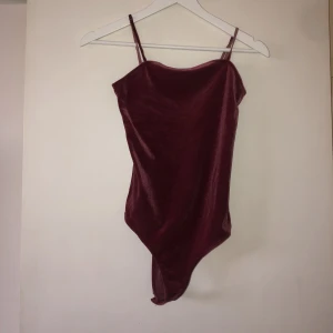 Vinröd body Bikbok - Vinröd body från Bikbok