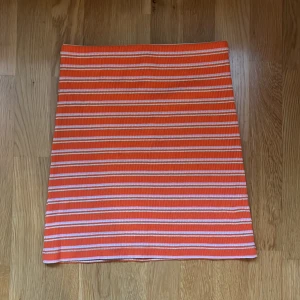 Kjol från mango - Sparsamt använd. Går att ha som både topp och kjol.