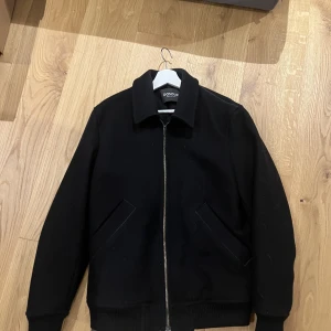 Dondup jacka  - Svin fet dondup jacka köpt på nk för ungefär 7000. Perfekt för vår och höst och funkar även på kyligare sommar dagar och nätter. Vid snabb affär kan jag gå ner i pris