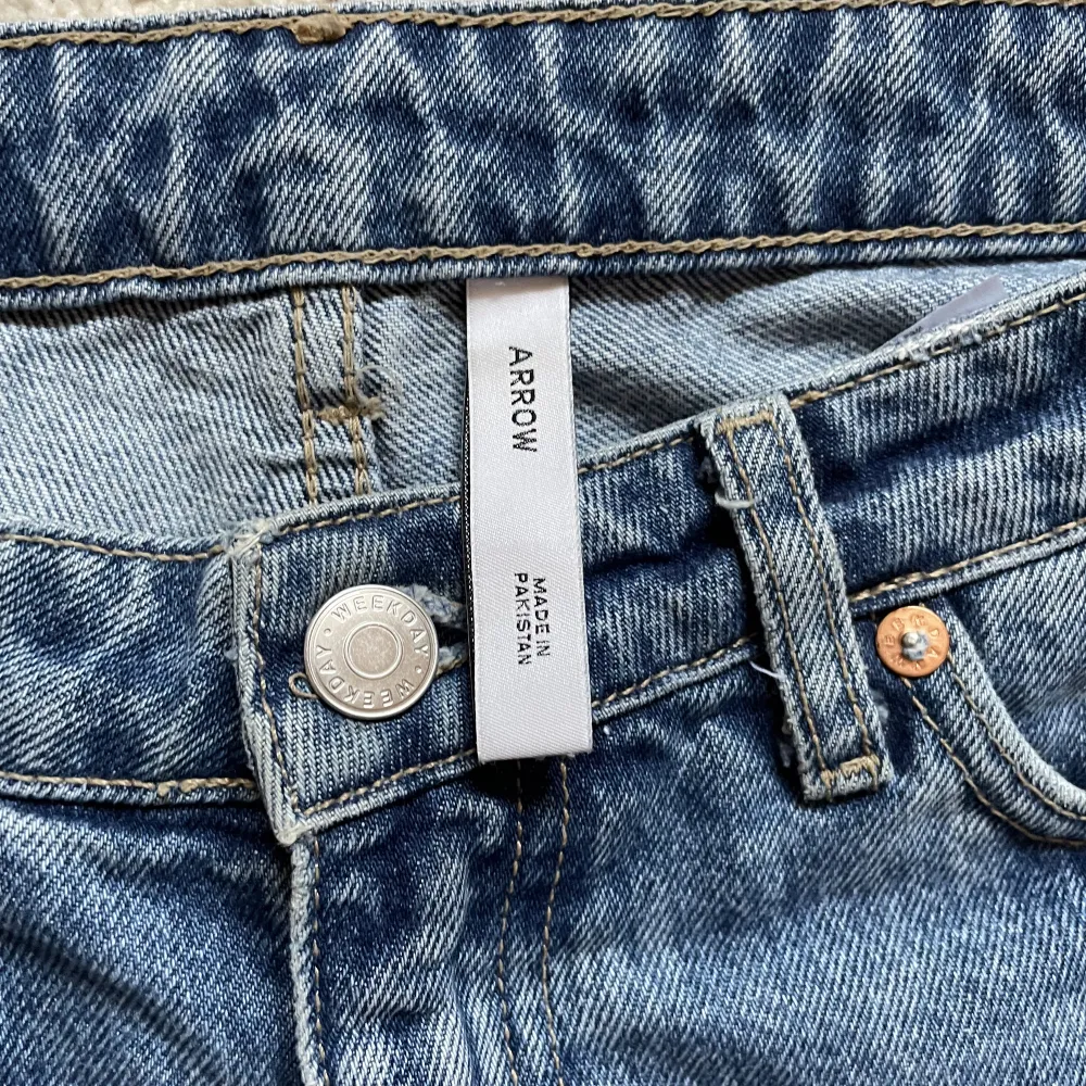 Säljer mina arrow weekday jeans då de inte kommer till användning längre. De är använda men ändå i bra skick. Tveka inte att skriva om du har en fråga. Storlek 26 längd 32.. Jeans & Byxor.