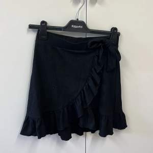 Jättesöt svart kjol med volang från gina tricot storlek S! Använd fåtal gånger därav bra skick! 🖤