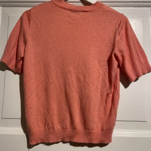 Snygg stickad topp - Så snygg stickad topp i en korall-färg, inte lika orange som på bilden☺️så najs till våren o sommarn!!