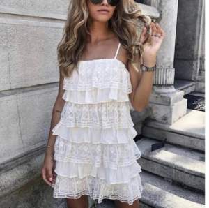 Perfekta vita klänningen från Zara! Funkar pefekt till studenten eller konfirmation💕