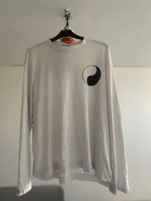Our Legacy longsleve  - Fin Our Legacy longsleve. Den har lite åldring och har lite svart färg stänk på armen som du kan se i sista bilden men annars är den väldigt snygg. Storlek 48 och passar lite oversize på mig som är 177