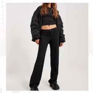 Lågmidjade kostymbyxor - Lågmidjade kostymbyxor från Nelly! Använda 1 gång då jag inte tyckte att dom passade mig men super snygga på mina kompisar som har testat dom. Jag är 1.75 lång och dom är perfekt längd. Nypris var 499kr 🥰