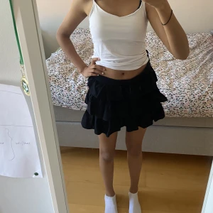 Svart kjol - Svart jättesöt kjol som är perfekt till allt!! Är i storlek xs men passar även s💓Var inte osäker på att höra av dig, svarar alltid!💓 Pris kan diskuteras 😊