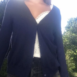 Kofta - Helt nyskick oanvänd mörkblå kofta❤️ säljer då jag har en till likadan🥰 Den är i stl XS, men skulle säga att den också passar S 