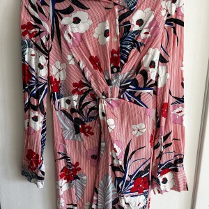 Tunika/klänning  - Sparsamt använd och i fint skick kan användas både som klänning eller tunika över ett par jeans. Köpt på Nya Zeeland av märket Pagini.