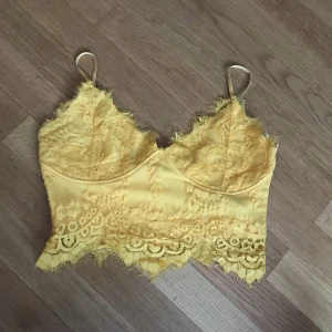 sommar topp - fin gul sommar topp med spets, strl xs