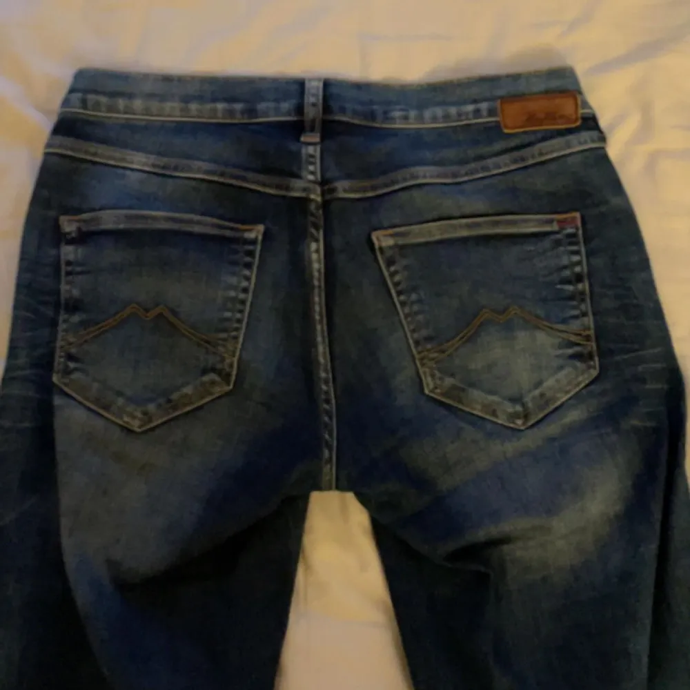 Low waist mustang jeans,  jeansen är högre där bak så är väldigt smickrande! Flare jeans, storlek W28L34 Materialet är lite stretchigt och jeansen är i jätte fint skick! Skriv privat för mått<3. Jeans & Byxor.