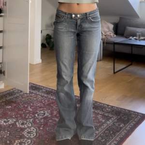 Säljer så snygga jeans från only (vintage). Lågmidjade och långa i benen. Strl 34/36 men skulle säga att de mer en 36. Midjemåttet ca 72 och innerbenslängden är 84-85