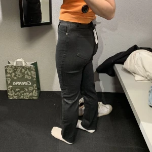 Nakd skinn byxor - Säljer dessa skit snygga svarta ”skinnbyxor” med lite skimmer från Nakd (köpta på Carlings). Köpte tyvärr för liten storlek, därför endast använda 1-3 gånger. Jag är 162 cm. Färgen syns bäst på andra bilden. Köpta för runt 500kr. Inte äkta skinn!🌸💕