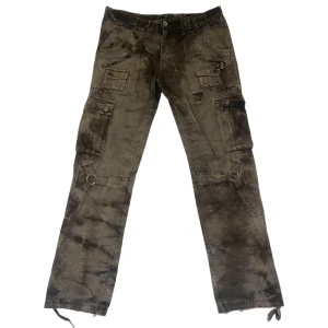 Cargopants  - Bra Cargos   Denim liknande material, slittåligt   Saknar en knapp på vänster bakficka   Storlek 34 