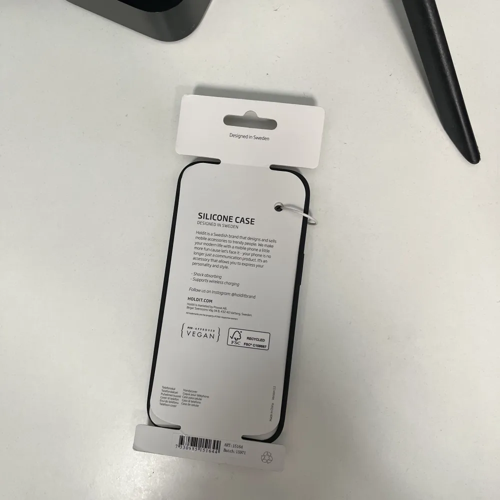 iPhone skalet är köpt ifrån Holdit hemsida inte för länge sedan. Men har inte kommit till användning just för råka köpa två. Den är helt oanvänd. Köpte den för 199kr men går alltid att diskutera om den nya priset. . Övrigt.