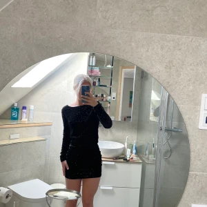 Glittrig mini klänning  - Säljer denna glittriga mini klänning, som man kan vända åt båda hållen! Den passar s-m❤️