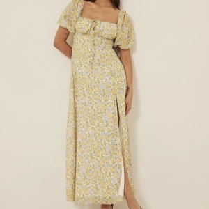 Klänning - Säljer denna klänning eftersom de är för sent att retunera, lapparna finns kvar på, helt ny så den är i väldigt bra skick, nypris: 499kr Skriv om ni vill ha mer bilder🌸