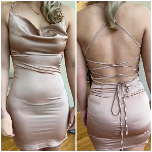 Festklänning med snörning i ryggen - Ljusrosa/champagnefärgad klänning i stl 36 Finns i Torslanda/Lindholmen