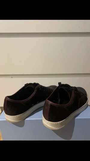 Lanvin  - Lanvin uk 6 vilket motsvarar typ 41 men passar större.    Väldigt Bra skick förutom crease skriv för att få bilder på det  Väldigt fin i mockan  Box och dustbags finns  