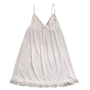 Gulligt rosa/vit randigt nattlinne - Supersött rosa/vit randigt nattlinne med rosett och spetsdetaljer. Bra skick, inga defekter