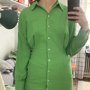 & other stories mini dress - Kort klänning från & other stories som är tight nedtill. Den är i bra skick, använd vid ett fåtal tillfällen. Superfin på sommaren till klackar eller sandaler. Jag är 174 cm. 