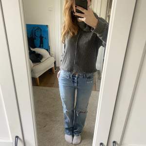 Super fina raka mid waist jeans ifrån Zara! Hålen har jag gjort själv men jeansen är i mycket bra skick. 💋💋💋