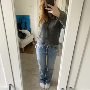 Super fina raka mid waist jeans ifrån Zara! Hålen har jag gjort själv men jeansen är i mycket bra skick. 💋💋💋