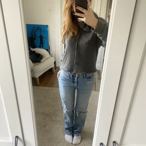 Zara jeans - Super fina raka mid waist jeans ifrån Zara! Hålen har jag gjort själv men jeansen är i mycket bra skick. 💋💋💋