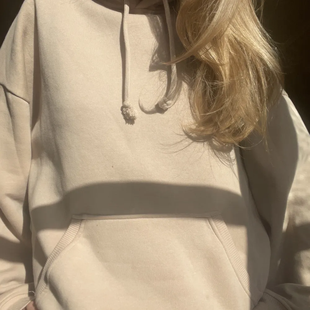 Denna så fina ljusrosa beiga hoodie från bikbok. Så skön att ha till vardags eller att ha som myskläder. Använd ca 3 ggr inga defekter. Tveka inte att skriva för flera bilder eller något du undrar över❤️. Hoodies.