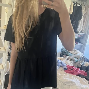 Volang tröja - Säljer denna snygga volang tröjan i storlek S. Skriv om funderingar💞