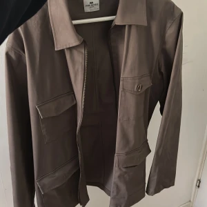 John Henric overshirt zip - Kofta från John Henric, zipper. Som en overshirt. Använd en gång, nypris 1300kr