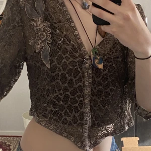 Vintage blus  - Otroligt unik och vacker blus köpt secondhand för cirka 2 år sen. Sparsamt använd. Använt en säkerhetsnål för att knäppa den! 