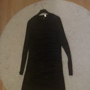 Mörkgrå stickad/ribbad klänning - Ordinare från H&M - Storlek M/L - Köparen betalar för frakt - Inga returer - Betalning via köp direkt 