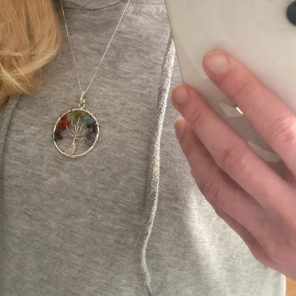 säljer detta super fina kristall halsband köpt på kristallrummet för ett tag sedan. jätte fint skick (kedja ingår ej) ❤️‍🔥 . Accessoarer.