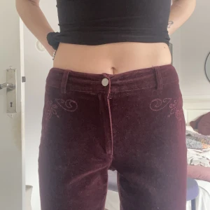 Coola 70-tal byxor❣️ - Köpta secondhand!! Jag är 170cm och de är bra längd på mig❤️ De är mid/low waist och har väldigt fina detaljer (se bild 1).