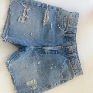 Zara shorts  - Shorts ifrån zara i 100% bomull. Aldrig använda endast testade. 