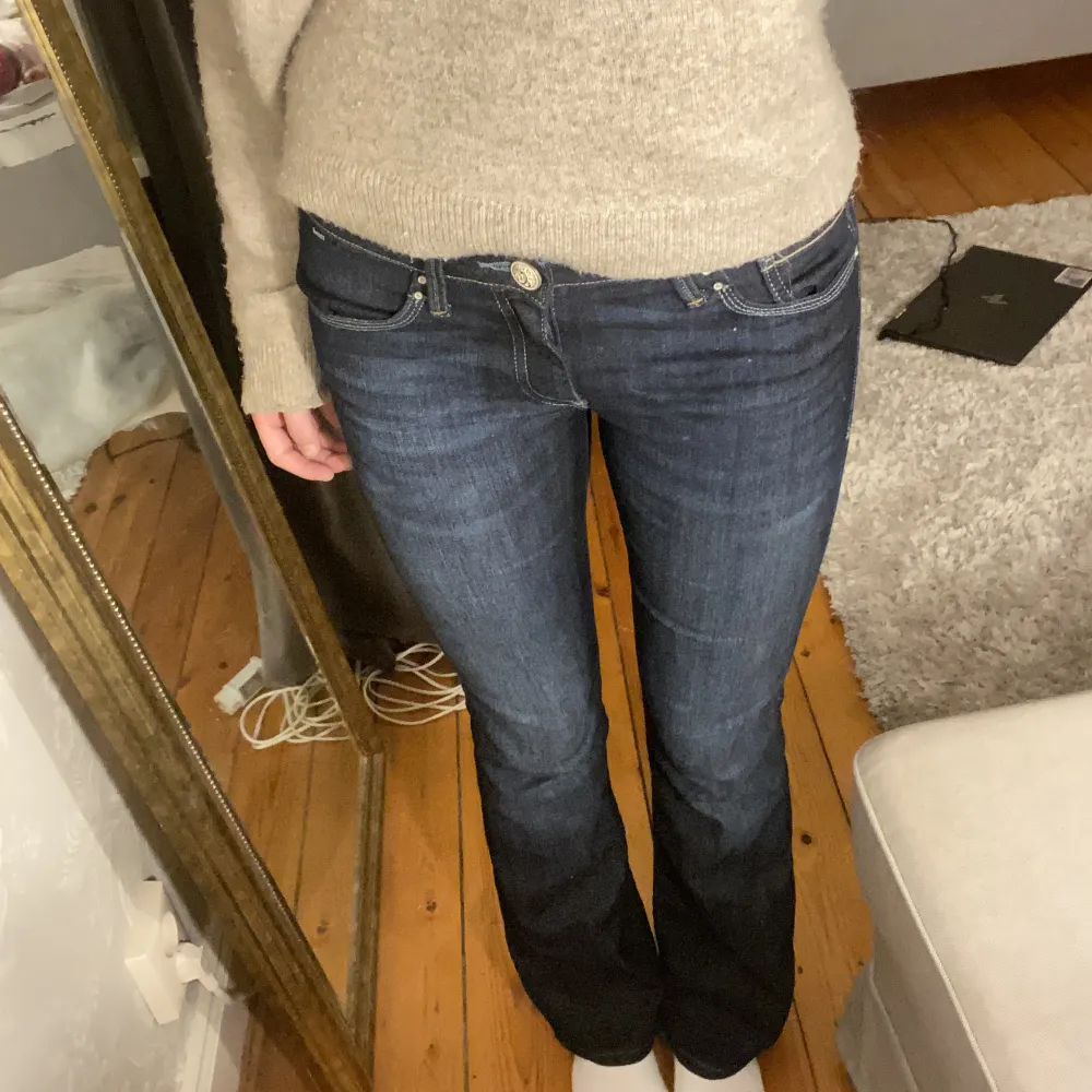 Jeans släpp 3/4 Jättefina Mavi jeans, använda en gång. Jättefint skick.💘  Storlek, 27/30, jag är 165 cm lång. MÖTS ENDAST upp i Stockholm🥰. Jeans & Byxor.