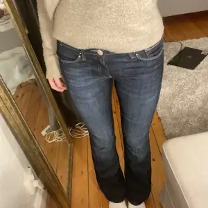 Jeans släpp 3/4 Jättefina Mavi jeans, använda en gång. Jättefint skick.💘  Storlek, 27/30, jag är 165 cm lång. MÖTS ENDAST upp i Stockholm🥰