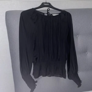 Svart blus  - Svart blus från hm. Använd fåtal gånger och är i bra skick. 