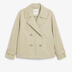 Kort trenchcoat - Jättepopulär trenchcoat från monki, slutsåld i denna storleken:) använd en del men inga synliga tecken på det. 