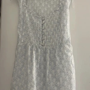 Blåvit blus  - Storlek 42 men passar M också! Väldigt fin och knytning bak 💕
