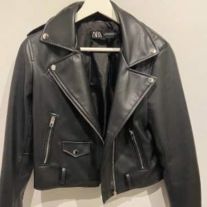 ”Skinn”jacka från Zara - Köpt secondhand, fortfarande i bra skick men har ett litet märke på framsidan. Skulle säga att den sitter mer som en S. 