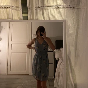 Klänning - Jätte fin kort blå klänning som endast är använd 1 gång, därför jätte fint skick Pris: 160 nypris :699 V ringning både fram och bak.  Om ni har frågor tveka inte med att höra av er 🥰 