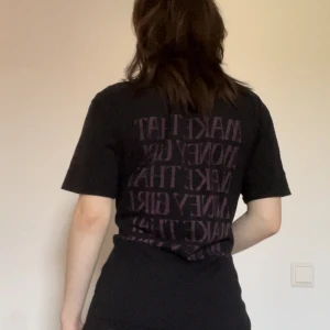 Zara Larsson merch  - Titeln säger det mesta, en Zara Larsson tisha med tryck på ryggen. Det står ”make that money girl” i lila. 