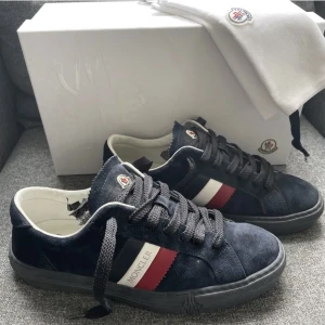 Monclear skor  - Ett par monclear skor i storlek 42, passar större. Perfekta skor inför vintern. Mörkblåfärg, hör av er vid frågor eller funderingar. Fraktar och möts upp i Stockholm.