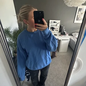 Oversized sweatshirt  - Blå overzised sweatshirt från Lindex💙 storlek xs men är fortfarande overzised på mig som brukar ha storlek S