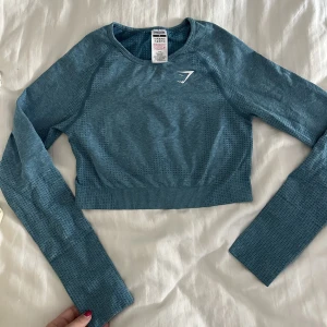 Gymshark tröja  - En superfin tröja från Gymshark. Mjuk o jätteskönt material.  Storleken är lite mindre i just denna modellen ( Storlek M men känns som S ) 