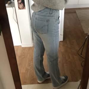 Såå snygga ljusblå låg/medel midjade jeans. Tyvärr lite för stora för mig i midjan & över låren. Passar nog någon med lite mer kurvor/större lår än mig. Riktigt långa i benen! Köpt second hand, men superfint skick!💙