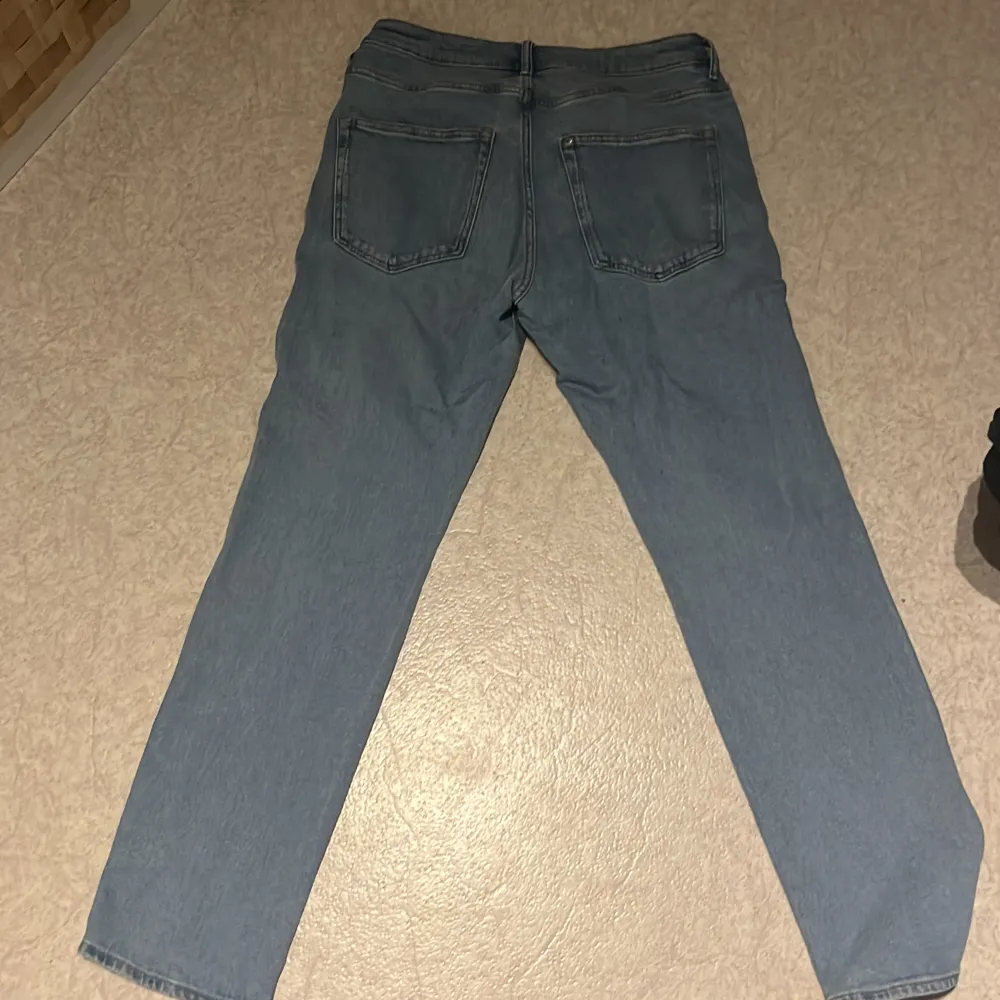 Blåa basic jeans. St 30,32 regular fit. Pris 100kr/nypris 399kr. Jeans & Byxor.