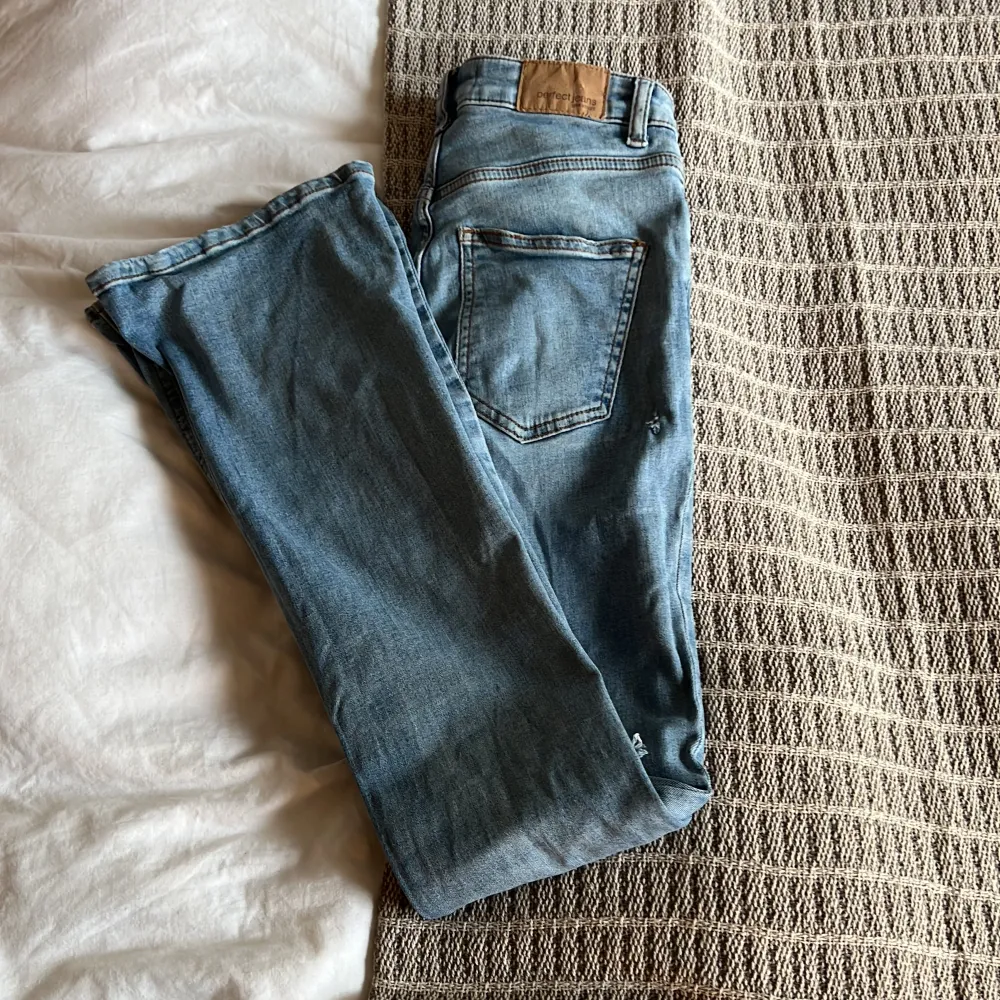 Snygga bootcut jeans med hål på ena knät riktigt snygga❤️. Jeans & Byxor.